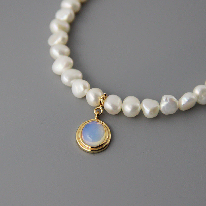 Damenkette aus Perlen